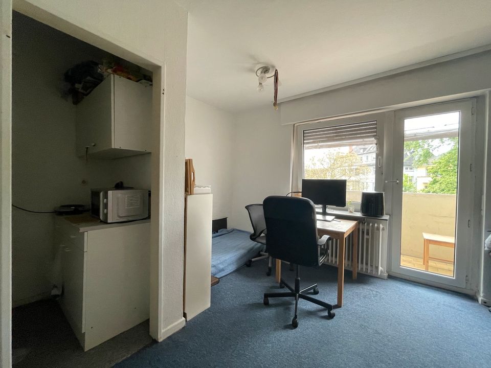 Ein Zimmer mit Balkon in Wohnheim für Studenten in Gießen