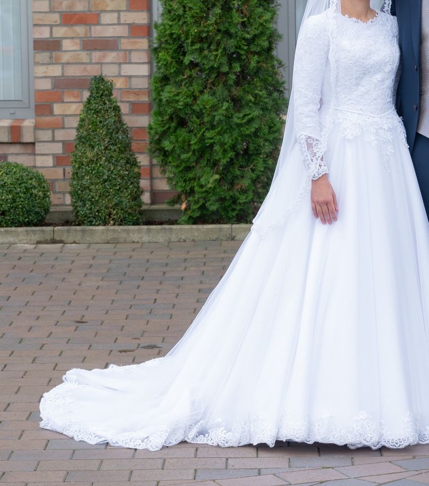 Brautkleid geschlossen, lange Ärmel, schneeweiß mit Spitze in Bersenbrück