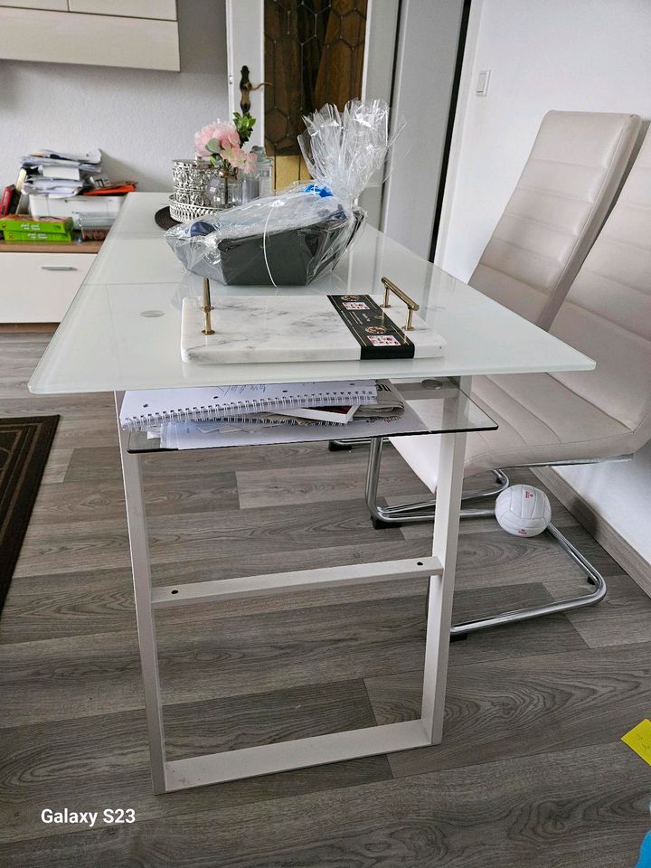Schreibtisch in Weiss mit Glasablage in Leverkusen