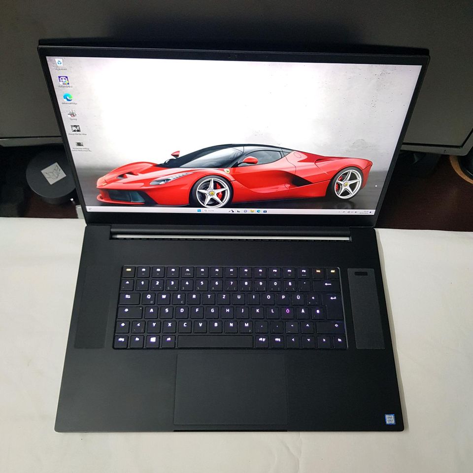 Laptop RAZER BLADE 17. RTX 2080 8GB MAX/intel i7/1TB/144Hz/16GB in Düsseldorf