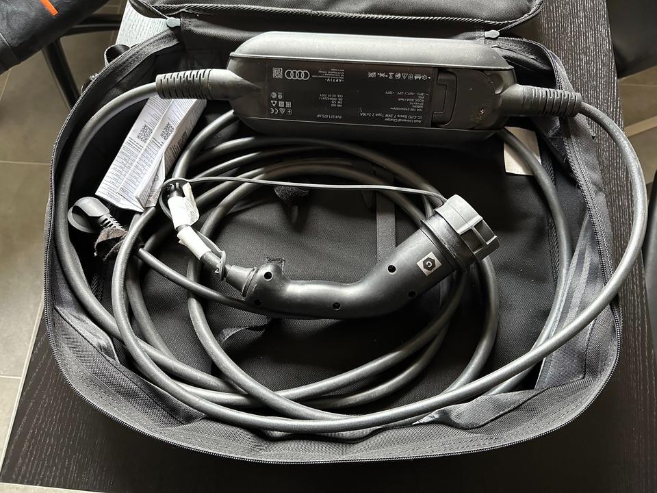 Audi Universal Charger Ladekabel 8V4.971.675 AP Audi Q8 E-Tron in Duderstadt