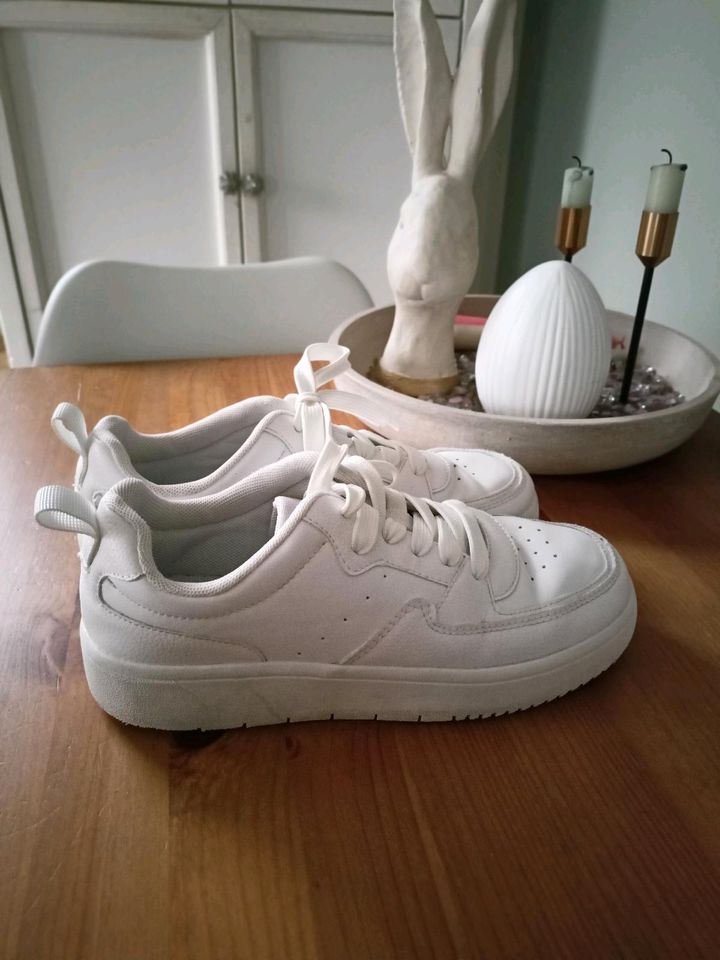 Weiße Kinder Sneaker von H&M in Gr.  35 in Hambühren