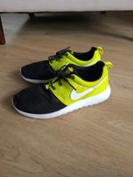 Nike Roshe Run neongelb schwarz Sneaker Größe 40 Hessen - Pfungstadt Vorschau