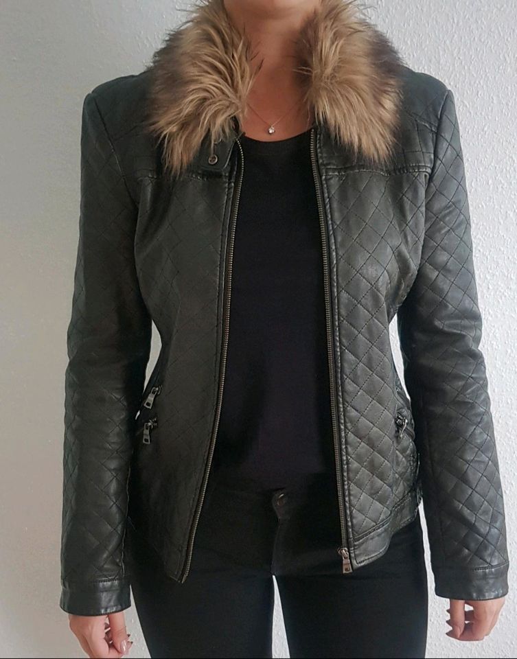 Kunstlederjacke mit abnehmbaren Kragen aus Kunstpelz in Frankfurt am Main