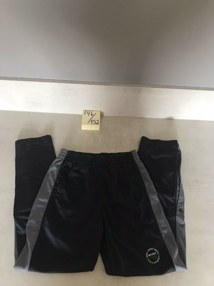 2 x Rodeo Sporthose, Jogginghose, Pullover Gr. 146 / 152 in Böklund