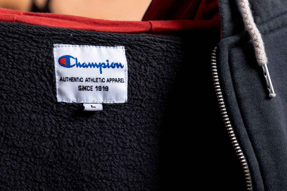 Champion Hoodie mit Zipper und Druck auf dem Rücken, anthrazit in Braunschweig