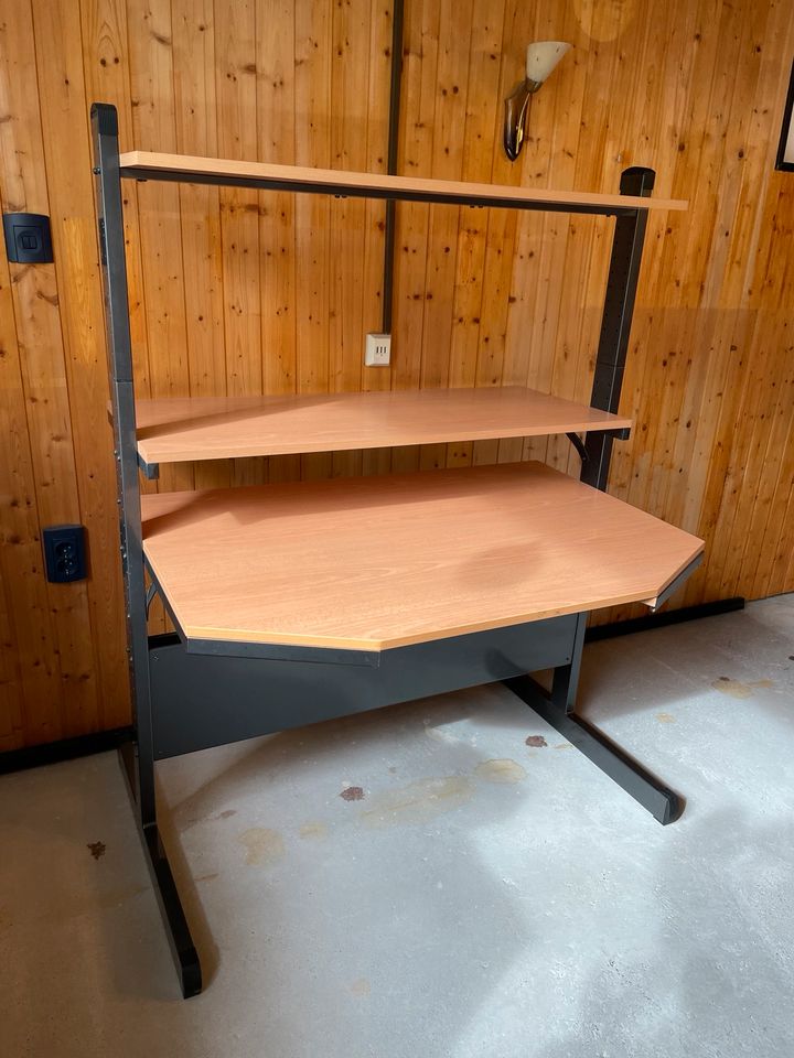 Großer Schreibtisch kaum benutzt zu verschenken in Hilgertshausen-Tandern