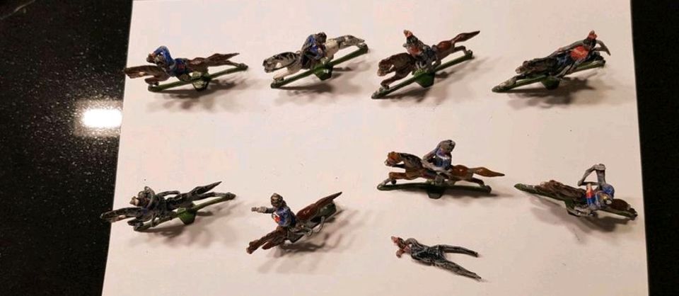 8 alte,bemalte Zinnfiguren, Reiter, Pferde, Soldaten in Winsen (Aller)