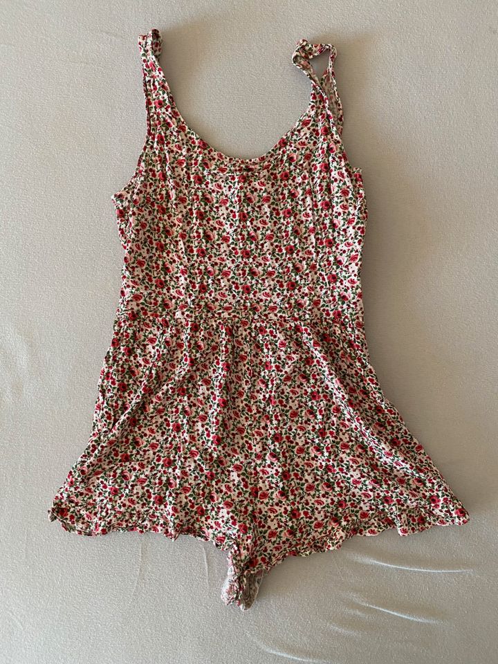 H&M kurzer Jumpsuit weiß-rotes Blumenmuster Größe 36 in Blankenburg (Harz)