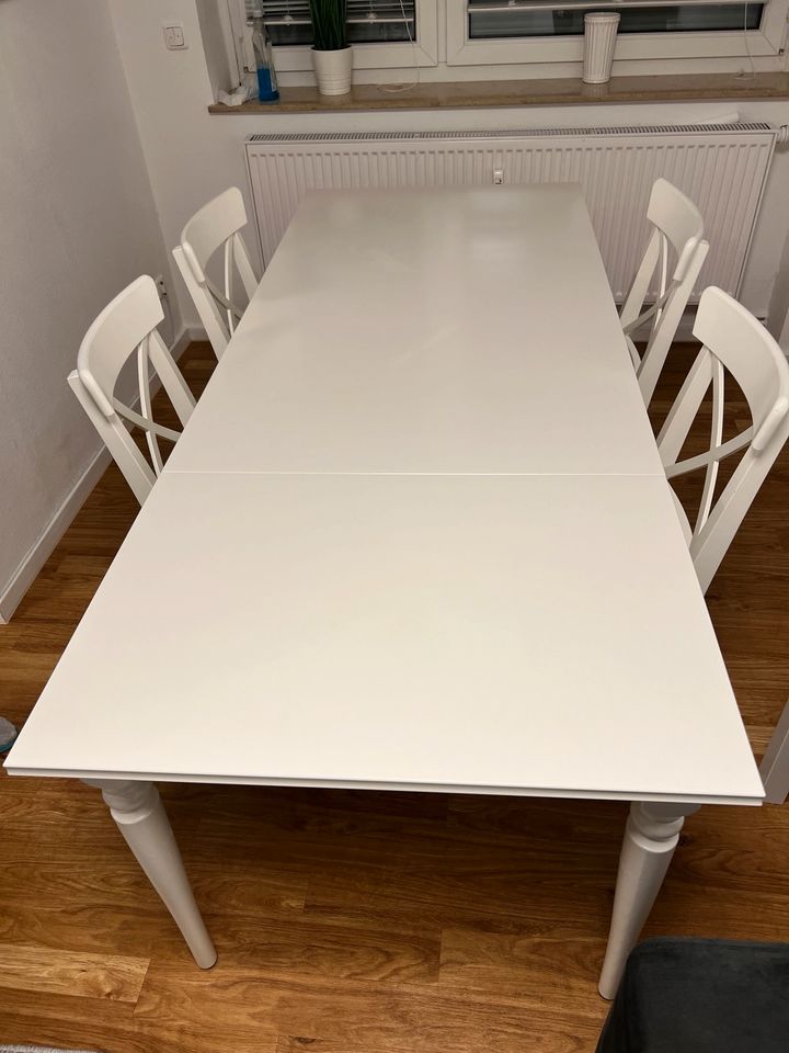 Ikea Esstisch + 4 Stühle in Frankfurt am Main