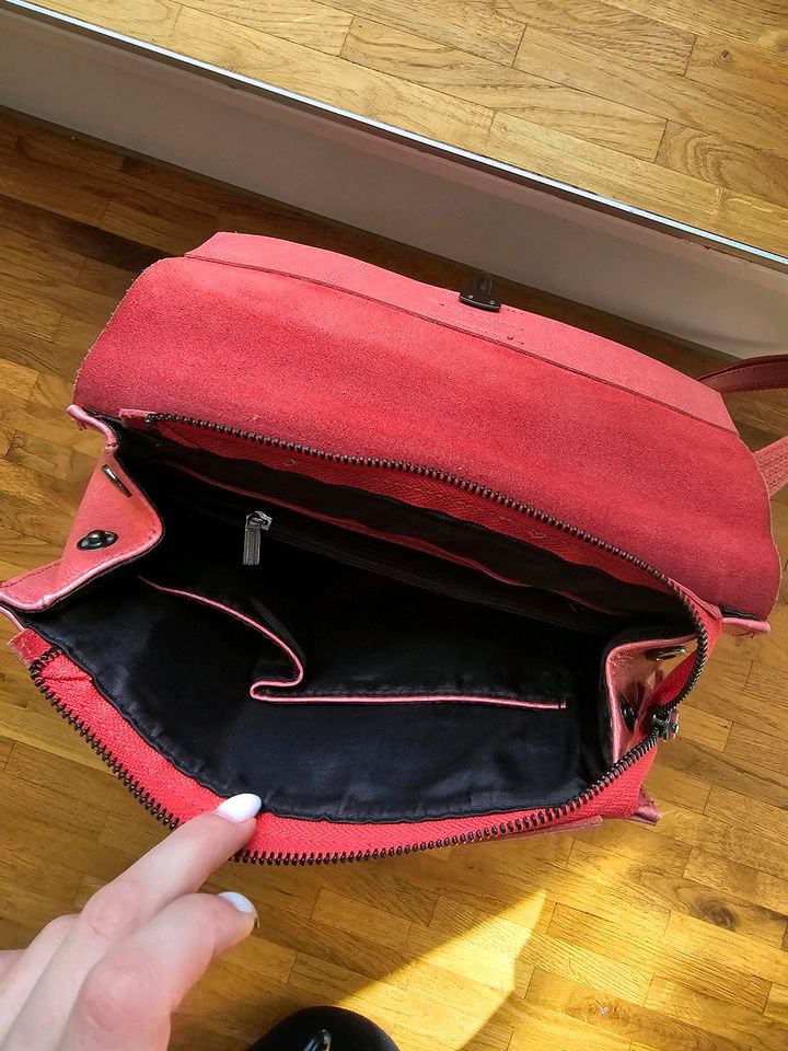 2-in-1 Rucksack und Handtasche aus Leder in Hamburg