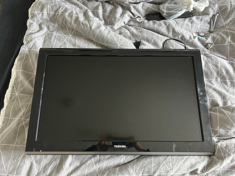 Fernseher TV Toshiba 26DL933G mit DVD-Player und Wandhalterung in Braunschweig