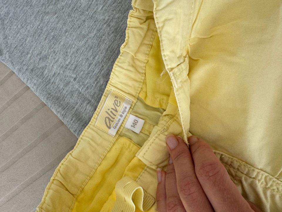 Shorts Gr. 140 gelb Baumwolle kurze Hose verstellbar H&M Shirt in Waldshut-Tiengen