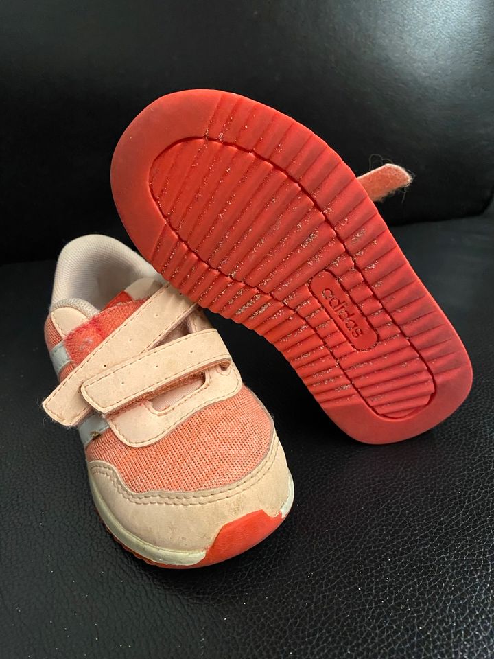 Adidas Sneaker Turnschuhe Mädchen Kinder Größe 23 in Reutlingen