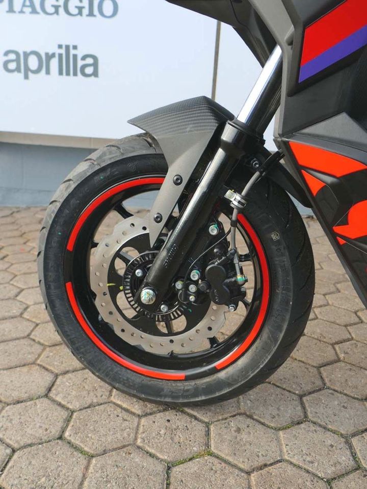 Aprilia SR GT 125 RACING-REPLICA HIGH-END-SCOOTER in Braubach