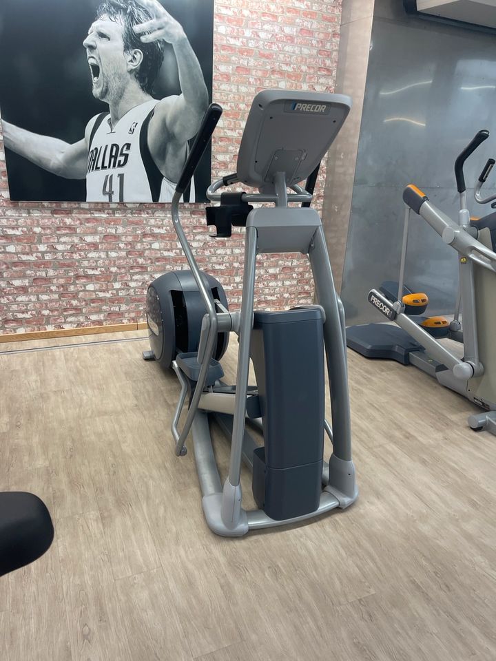 Top! Precor Crosstrainer EFX 885 P30 Konsole in Dillenburg