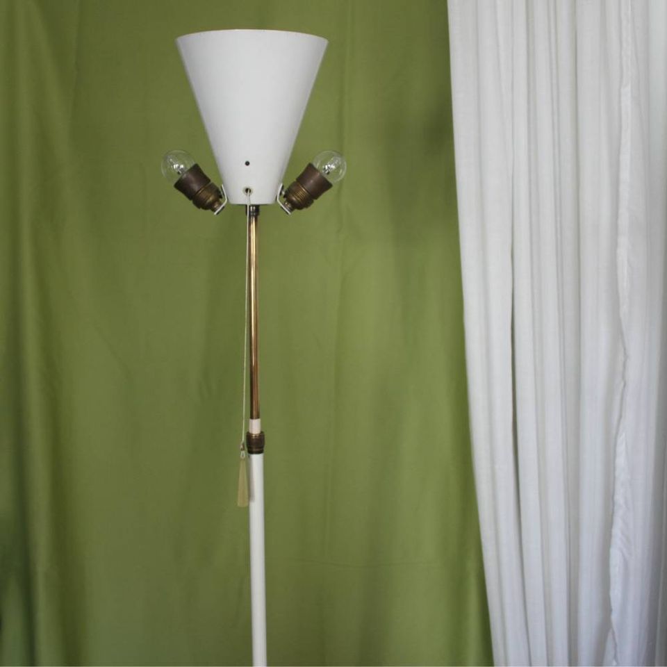 Mid Century Stehlampe mit großem Schirm in Paderborn