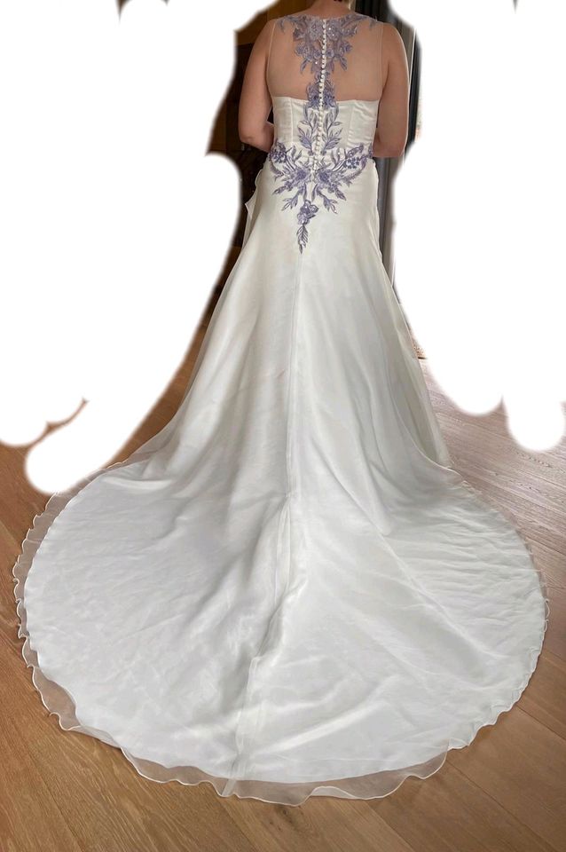 Brautkleid mit lila Stickerei Gr.38 in Droyßig