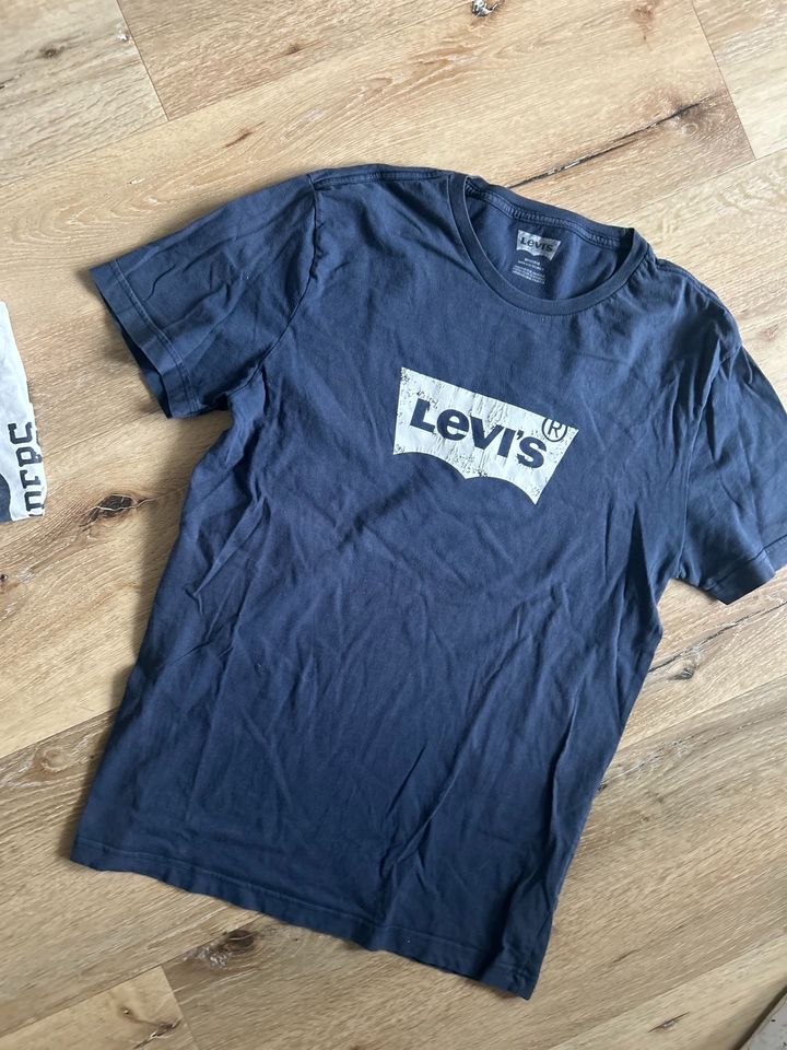 2 t Shirts in M Tommy Hilfiger und Levi’s Herren t Shirts in Hamburg