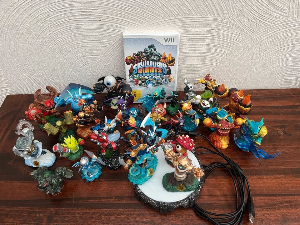 SKYLANDER GIANTS Wii-SPIEL MIT 36 FIGUREN UND 1 PORTAL in Willich