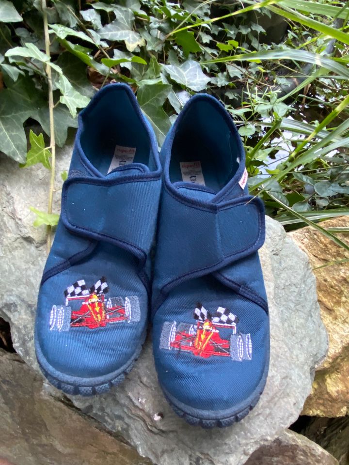 Hausschuhe Superfit 34 blau Slipper mit Klett Rennauto schuhe in Bad Soden am Taunus