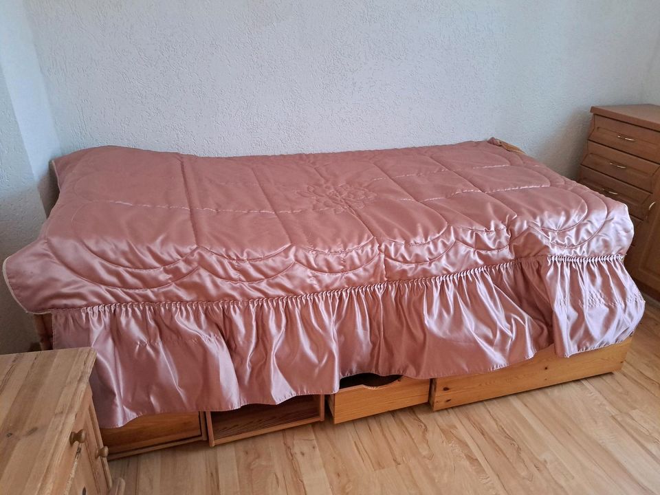 Bett mit Bettkästen und Nachtschrank Massivholz in Zeitz