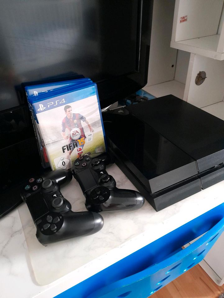 PlayStation 4 mit Kabeln und 2 Controller in Nürnberg (Mittelfr)