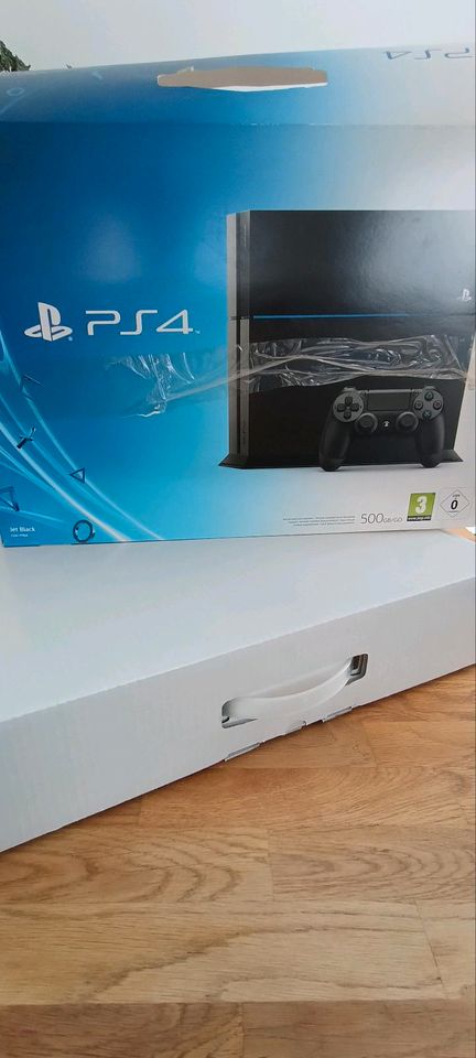 PS4 mit 2 Controllern und 9 Spielen in Vohburg an der Donau