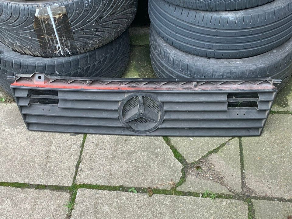 Mercedes MB100 Kühlergrill  Preis 40€  Inklusive,Versand in Wipperfürth