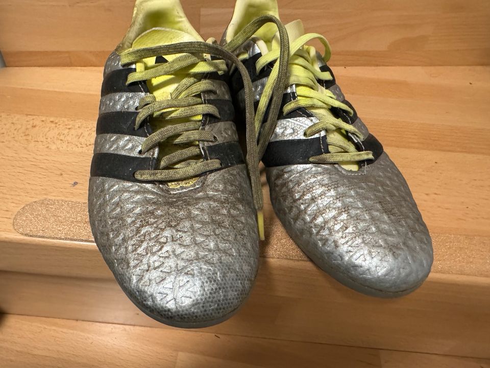 Adidas Fußballschuhe in Reichertshausen