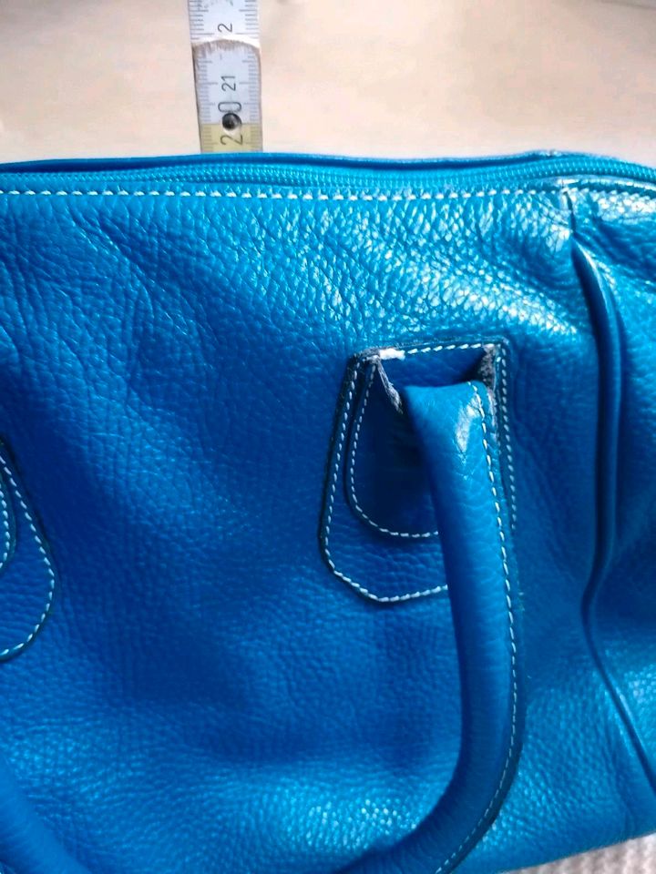 Blaue Handtasche aus Leder in Bremen