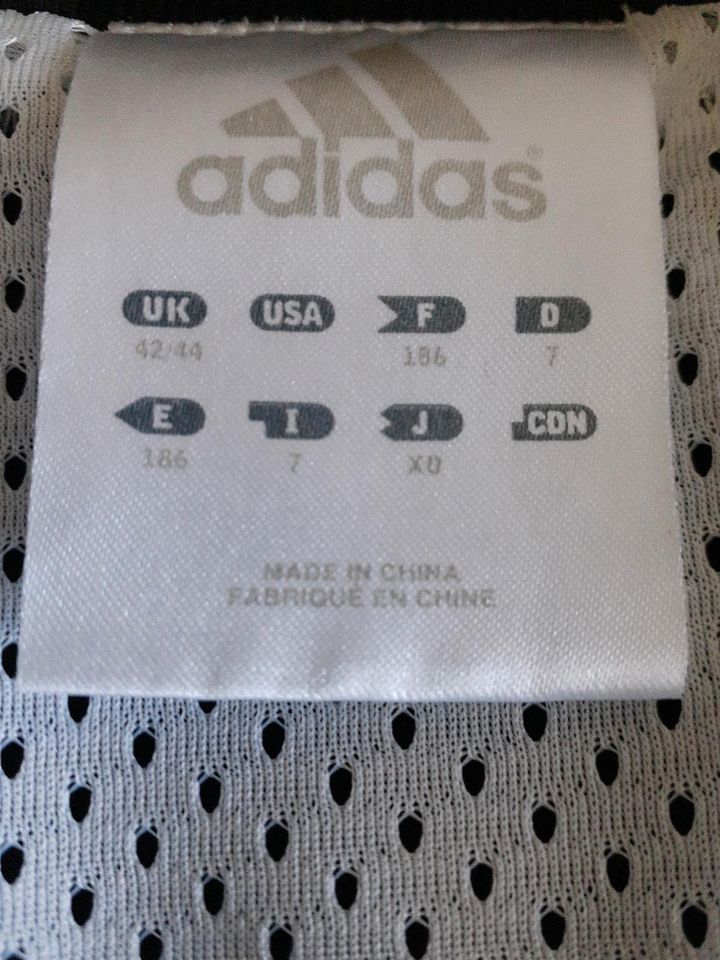 Adidas Trainingsjacke Größe 7 (L) in Meinhard