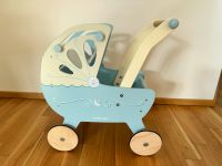 Le Toy Van Kinderwagen Spielzeug blau Buggy Puppenwagen Frankfurt am Main - Bockenheim Vorschau