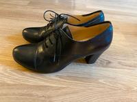 Halbschuh mit Absatz / Schnürpumps schwarz in 37,5 Berlin - Schöneberg Vorschau