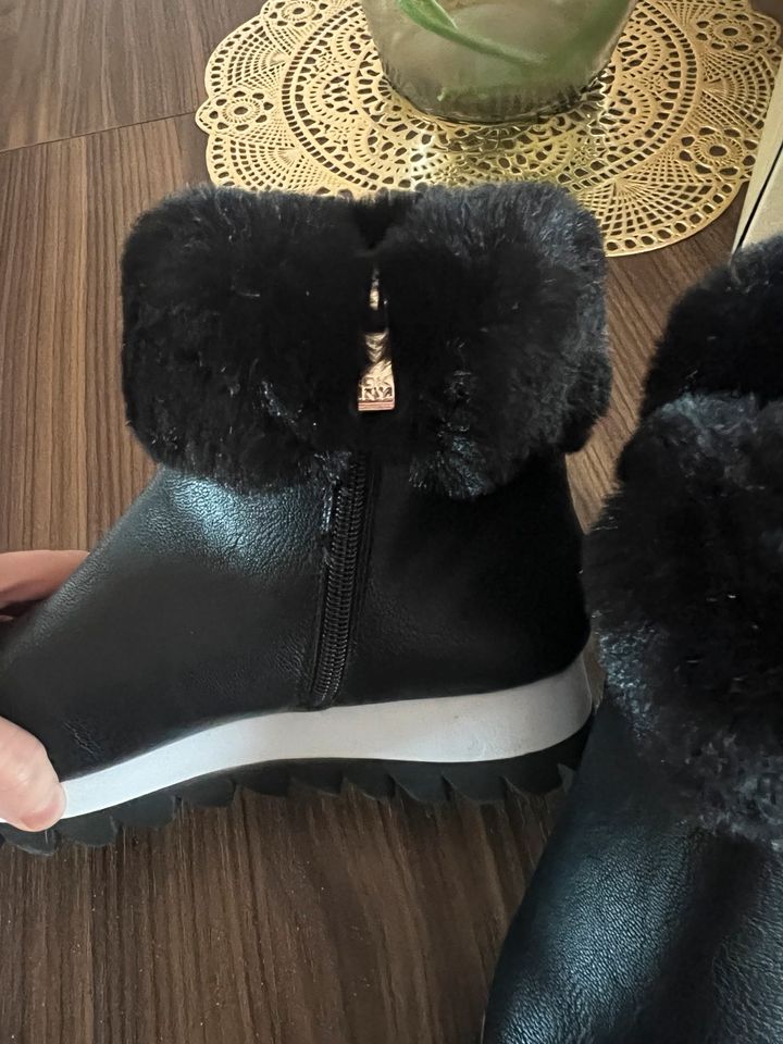 DKNY Stiefelette Ankle Boots kunstpelz Schwarz Größe 38-7,5 Neu in Berlin