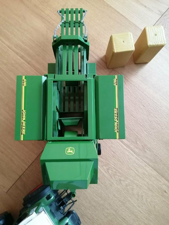 Bruder John Deere Strohballenpresse incl. Traktor in Schwalmtal