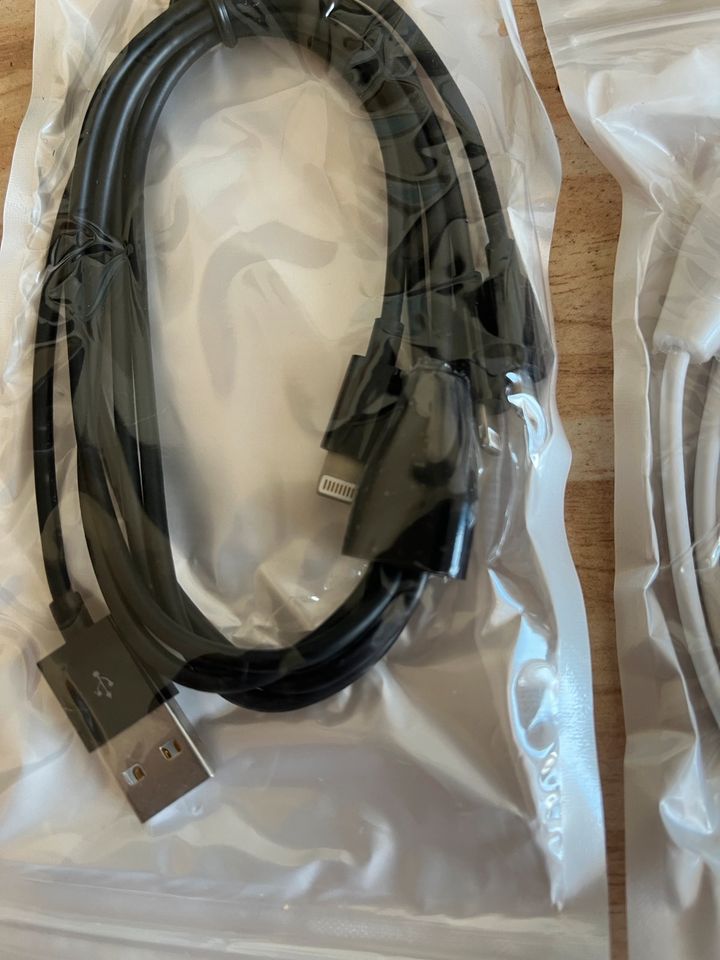 iPhone Ladekabel USB 3 in 1 Neu Schwarz & Weiß erhältlich in Hildesheim