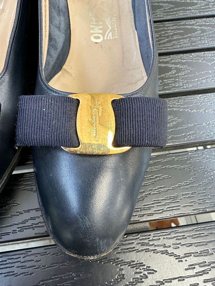 Salvatore Ferragamo Pumps Schuhe Gr.9 /39 blau in Berlin