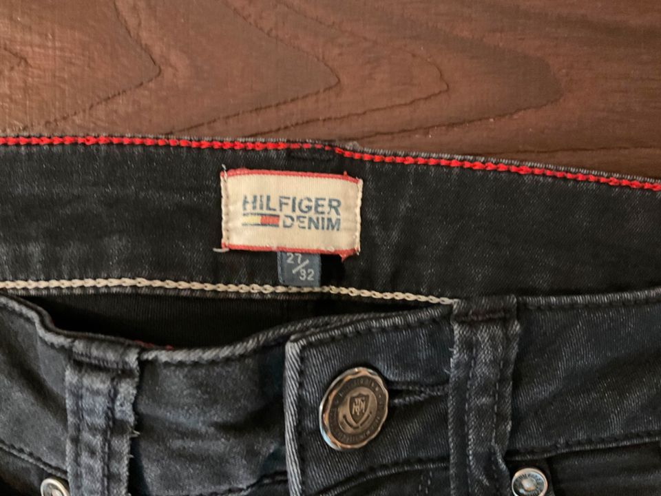 Tommy Hilfiger Denim Jeans schwarz verwaschen Skinny 27/32 30 in Fischen