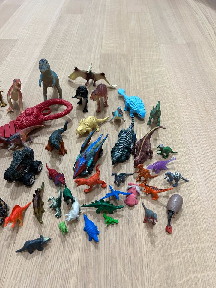 XXL Dino Paket mit 100 Figuren in verschiedenen Größen in Memmingen