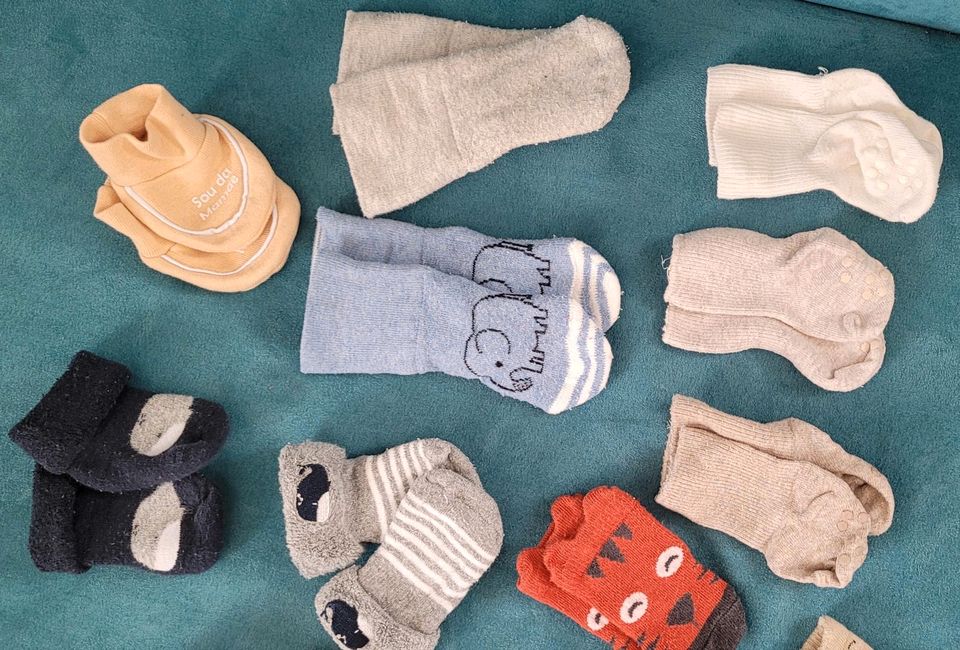 Baby Socken + Fäustlinge 0-6 Monate in Wolfsburg