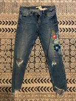 Zara Jeans Hose Blumen Denim Stickerei Gr. 36 Niedersachsen - Osnabrück Vorschau