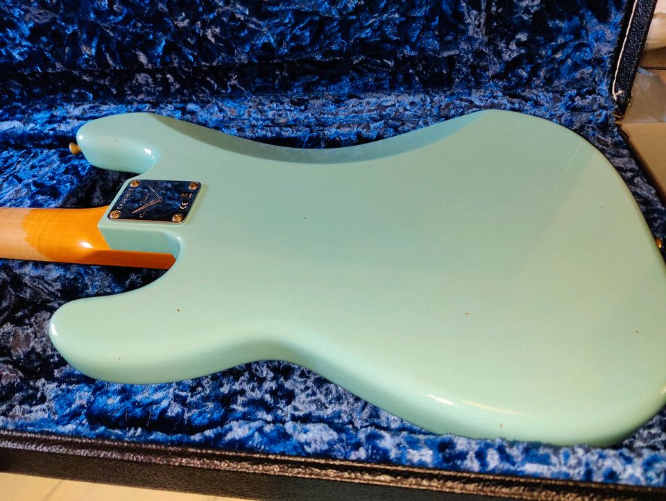 Fender Custom Shop 63 Precision Bass Journeyman Relic Daphne Blue in Berlin