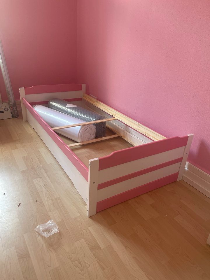 NEU Ausziehbett Tagesbett Kiefer massiv weiss/rosa 90 x 200 in Frankfurt am Main