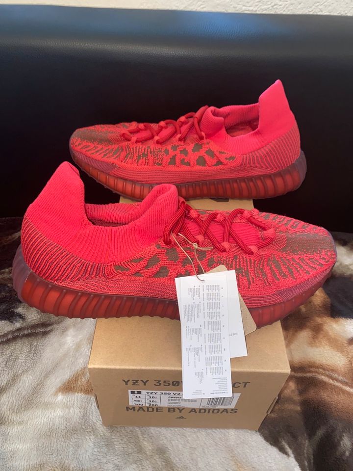 Yeezy 350 v2 CMPCT slate red in 45 1/3 in Lauta