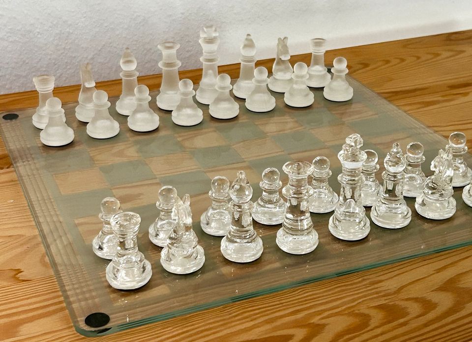 Schachspiel aus Glas in Saarbrücken