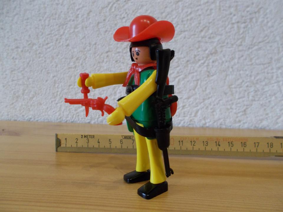 PLAYMOBIL Cowboy Figur mit Bowie Messer Colt Gewehr Gitarre in Großolbersdorf