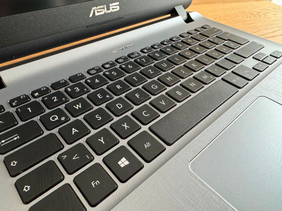 ASUS Notebook i5-8250U 1.60GHzm 8GB RAM 256GB SSD + 1TB HDD in Holzwickede