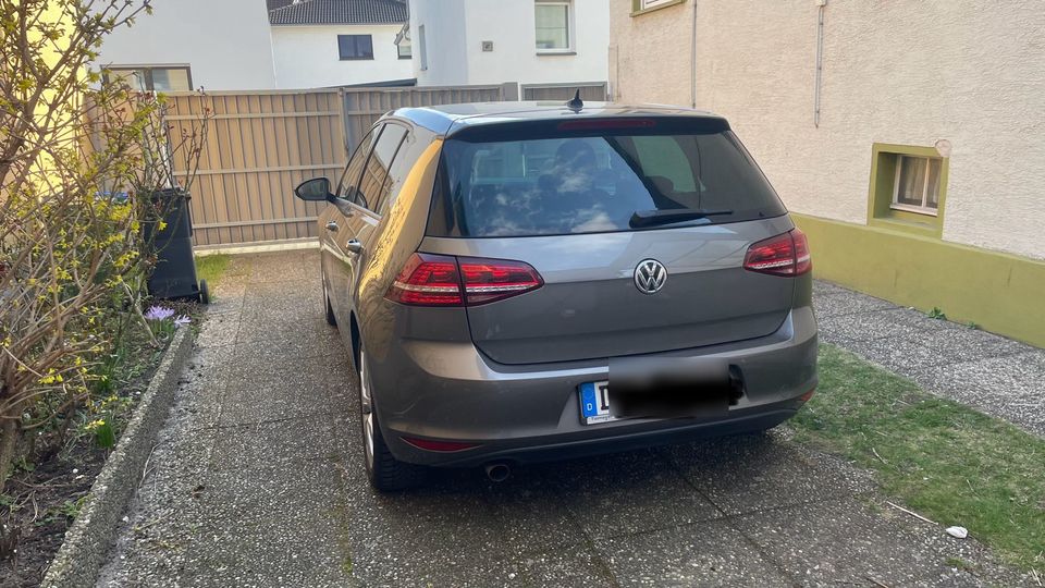 VW Golf 1.6 TDI - Navigation/ Einparkhilfe/ Xenon/ Massagesitze in Weiterstadt