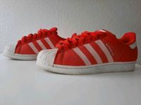 Adidas Schuhe "Superstar" rot / Gr. 42 Niedersachsen - Aurich Vorschau